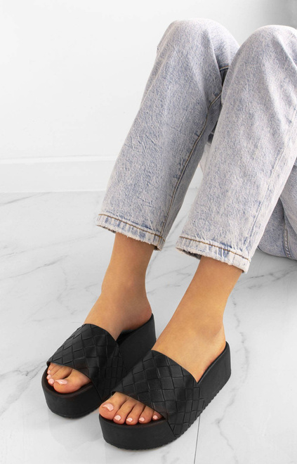 KLAPKI  NA PLATFORMIE NELA