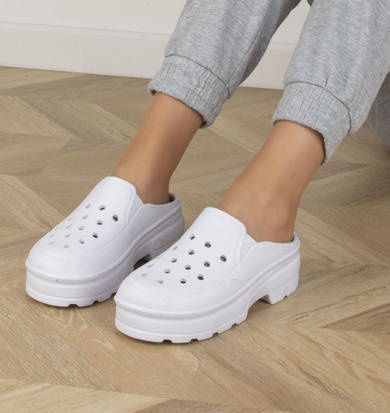 BIAŁE KLAPKI CHODAKI KROKSY NA PLATFORMIE