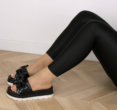 CZARNE WSUWANE KLAPKI SKÓRZANE GRUBA PODESZWA KOKARDA TRINA