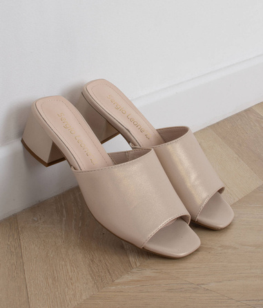 BEŻOWE KLAPKI NA OBCASIE EKO SKÓRA AISHA