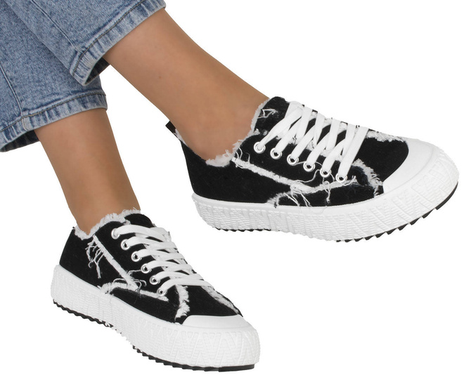 CZARNE TRAMPKI NA GRUBEJ PODESZWIE PETULA 4