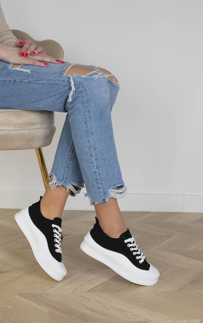 CZARNE TRAMPKI NA GRUBEJ PODESZWIE BIBI