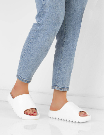 BIAŁE DAMSKIE GUMOWE KLAPKI NA GRUBEJ PODESZWIE ELMAS